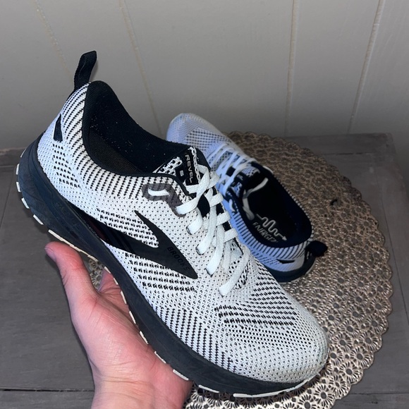 Brooks - Picture 2 of 8